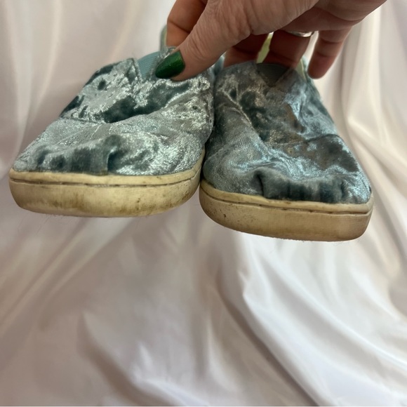 Toms Blue Crushed Velvet Slip On Tennis Shoes, size 5 - Picture 5 of 9